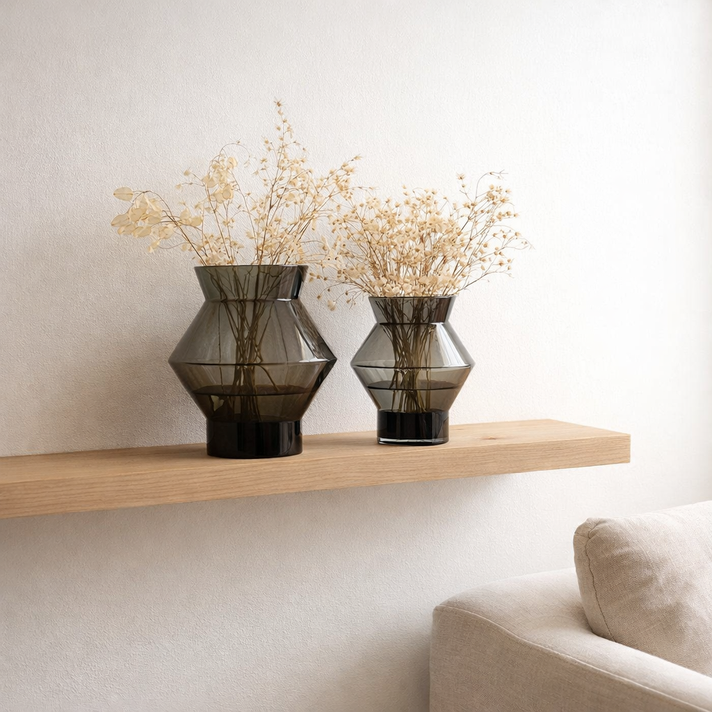 Vase au design moderne, best-seller tendance, verre gris foncé de haute qualité, CUZ11GR en situation
