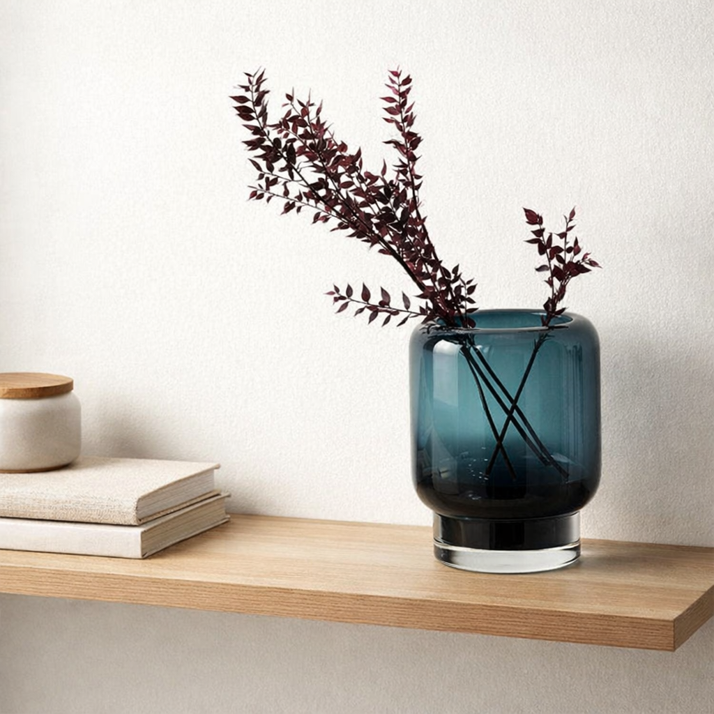 vase en verre moderne au design emblématique, bleu encre, ZADAR 25IB, verre de luxe 9 mm en situation