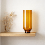 Grand vase en verre sobre et moderne, forme cylindrique sur une base solide, orange foncé chaud, OMAHA18AM en situation