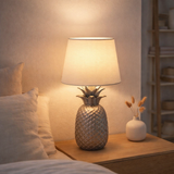 Table en céramique Pineapple, lampe de table en céramique avec glaçure de couleur argentée et écran de tissu blanc, avec douille E14, pour salle à manger, salon, couloir ou bureau, lampe de table de 45 cm de haut en situation