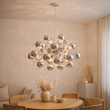 La lampe pendentielle explosion chromée en métal et en verre, versions G9, lampe suspendue pour salle à manger, salon, couloir ou bureau, Øca. 98 cm en situation