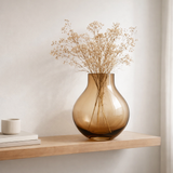 vase en verre en forme de bulbe, série : ENVIE en situation
