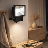 Lampe extérieure LED Spotlight en métal et verre en noir, avec LED intégrée en situation
