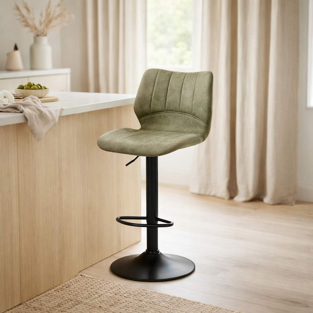Tabouret de bar Bobby noir - tissu vert doux en situation