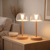Lampe de table de batterie LED à 2 ert Gomba pour l'extérieur et à l'intérieur, en métal et en plastique dans l'amande givré, 18,5 cm de haut en situation