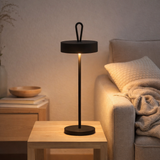 Lampe de table de batterie LED magnétiquement Ella pour l'extérieur et à l'intérieur, en métal et en plastique en noir, 35 cm de haut en situation