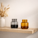 Petit vase au design moderne et classe de style rétro, couleur ambre, TYLER07AM en situation