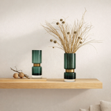 Vase en verre vert de luxe rétro futuriste avec de l'or TRI 28 GE en situation