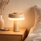 Table sans fil PilU, 16,5 cm de haut, au-dessus de Ø de 15 cm, métal dans la couleur Frost Allmond, plastique blanc, LED intégrée, 280 lumens, dimmable par capteur tactile, blanc chaud blanc en situation