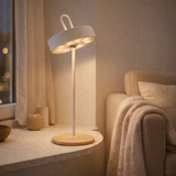 Lampe de table de batterie LED magnétique pour l'extérieur et à l'intérieur, en métal et en plastique en blanc, 36 cm de haut en situation