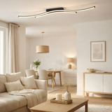 LED Plafond Onda, plafond en métal et en plastique en noir, avec des LED fermement construites, LED de plafond, 96 cm de long en situation