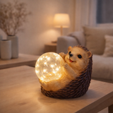 Lampe solaire LED hérisson pour la terrasse et le jardin, en plastique brun, avec des LED fermement construites, lampe de décoration pour l'extérieur de 17 x 14. en situation