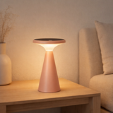 Lampe de table de batterie solaire Palu pour l'extérieur et à l'intérieur, en plastique en rose, 20 cm de haut en situation