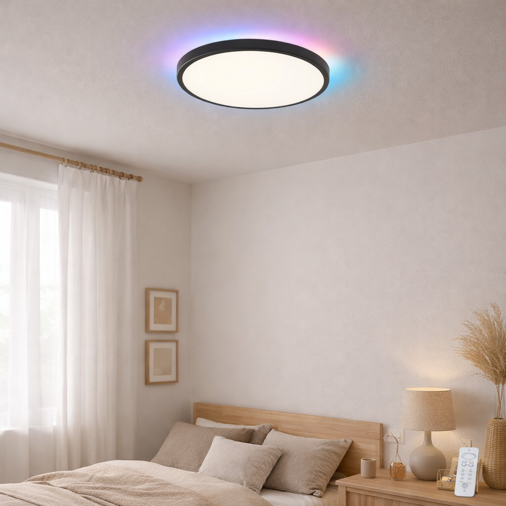 Le plafond LED Carlo avec RVB-Backlight, Ø de 29,3 cm, plafond classique moderne en plastique noir / blanc avec de nombreuses fonctions, par ex. en situation