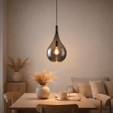 La lampe pendentielle Gota, un pendentif rétro classique en verre fumé noir Ø 25 cm, avec des versions E27, 150 hautes, idéales pour la salle à manger, le salon et la cuisine. en situation