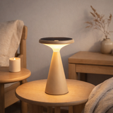 Lampe de table de batterie solaire Palu pour l'extérieur et à l'intérieur, en plastique en beige, 20 cm de haut en situation