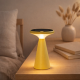 Lampe de table de batterie solaire Palu pour l'extérieur et à l'intérieur, en plastique en jaune, 20 cm de haut en situation