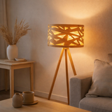 Lampe de table Finja en plastique / holzimitation de couleur naturelle, avec un éclairage de version E27 pour le salon, la salle à manger ou le bureau, 55 cm de haut en situation