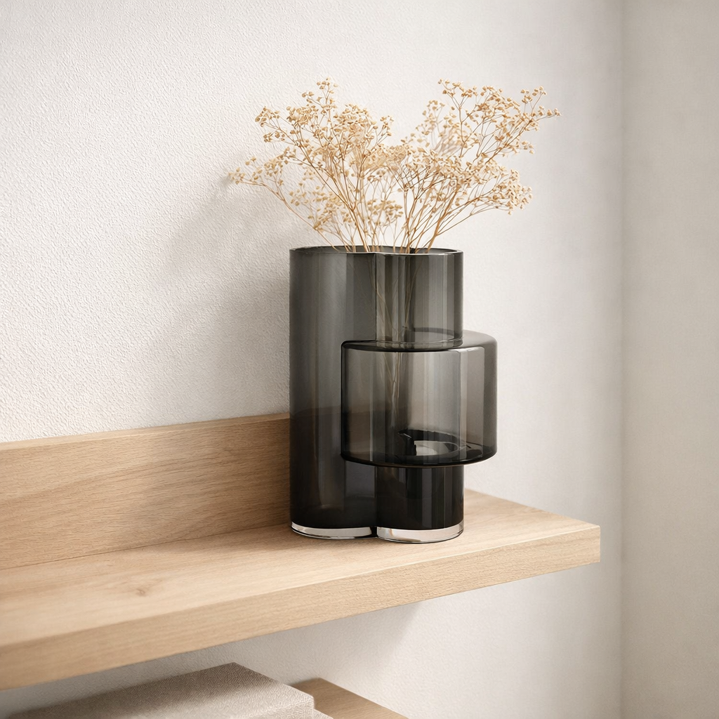 Vase haut moderniste innovant, design haut de gamme, constructiviste FUSIO 32 Gris en situation