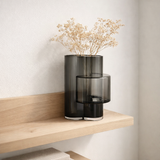 Vase haut moderniste innovant, design haut de gamme, constructiviste FUSIO 32 Gris en situation