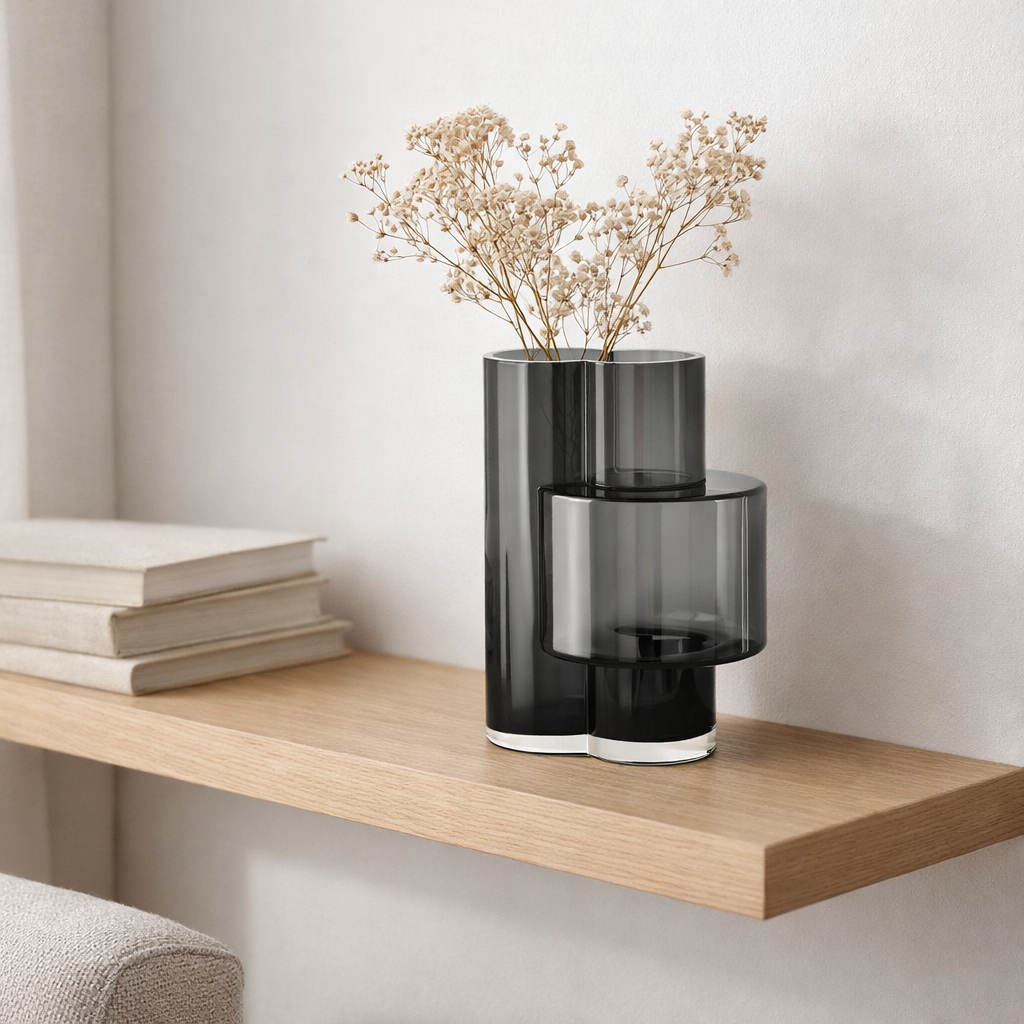 Vase haut moderniste innovant, design haut de gamme, constructiviste FUSIO 32 Gris en situation