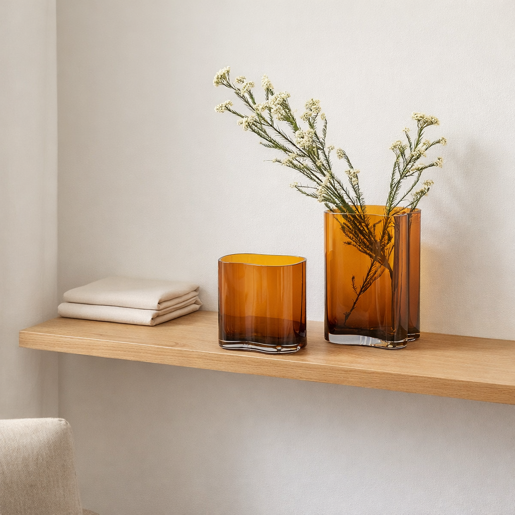 Nouveau vase haut au design moderne inspiré de CORAL et Aalto, COR30AM en situation