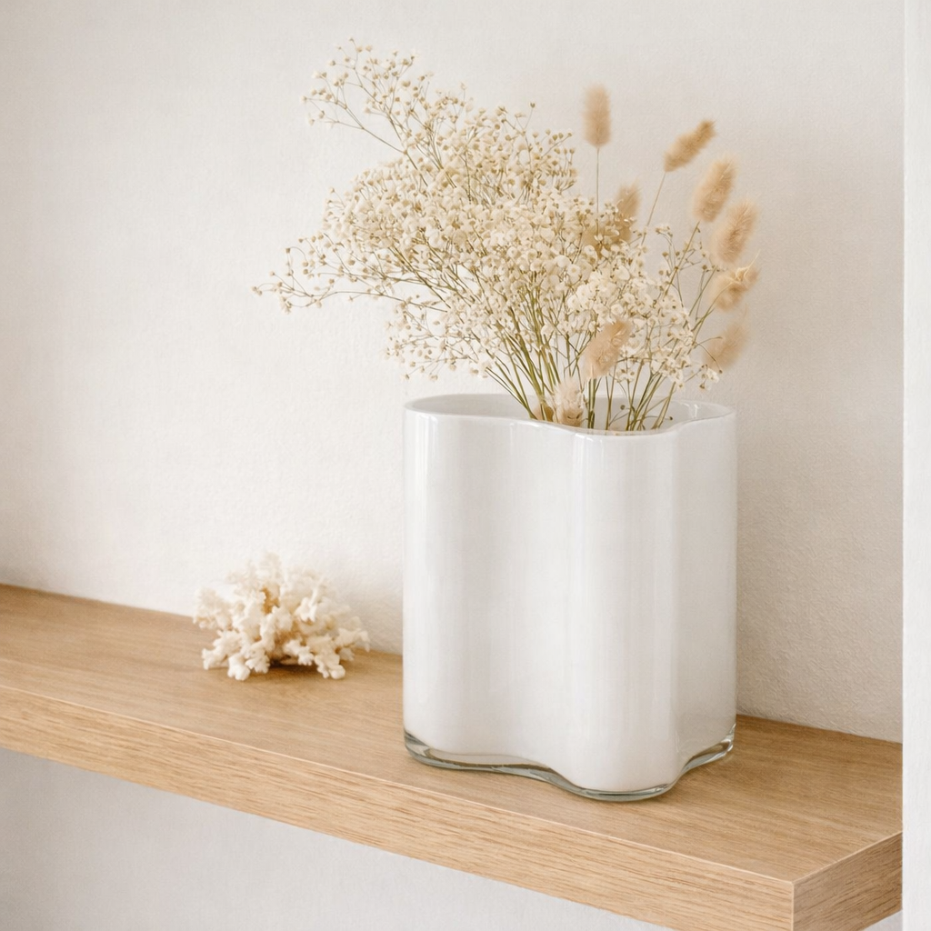 Nouveau vase au design moderne inspiré de CORAL et Aalto, taille moyenne, COR20WH en situation