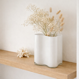 Nouveau vase au design moderne inspiré de CORAL et Aalto, taille moyenne, COR20WH en situation