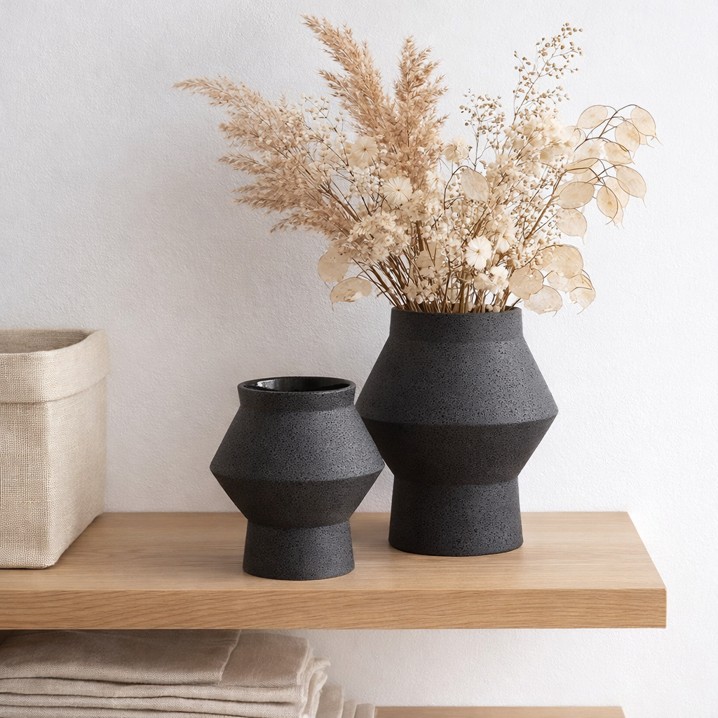 vase rond angulaire jaggy en céramique, CUZCO 20ZW en situation