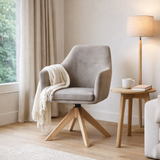 Calvin Armchair pivotant en chêne et galets doux en situation