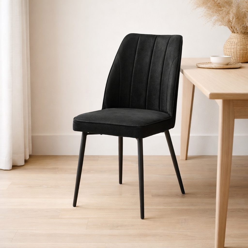 Chaise Paula tissu noir Soft Sand en situation