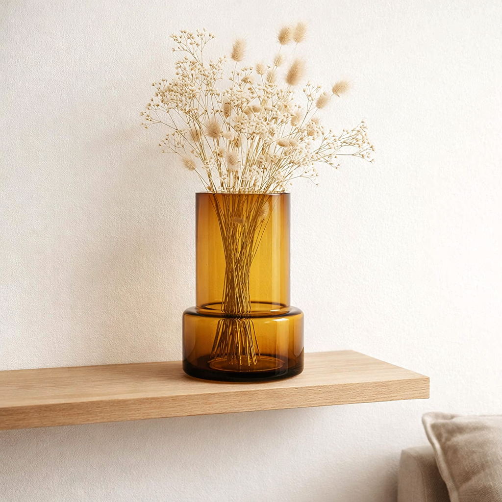Vase en verre au design chic et moderne de style rétro, couleur ambre, TYLER 12AM en situation