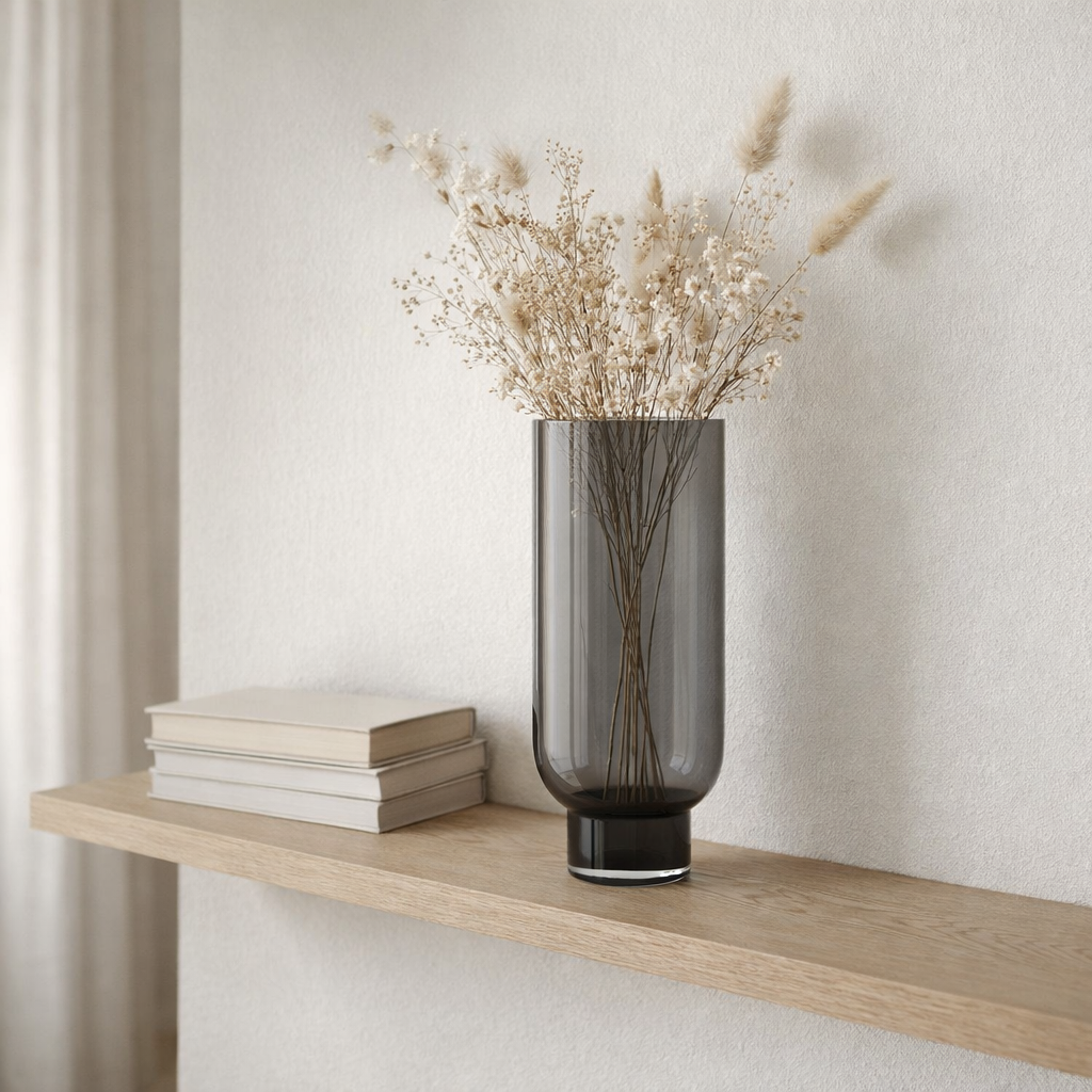 Vase en verre moderne sobre, forme cylindrique sur une base élégante, gris foncé, OMAHA14GR en situation