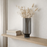 Vase en verre moderne sobre, forme cylindrique sur une base élégante, gris foncé, OMAHA14GR en situation