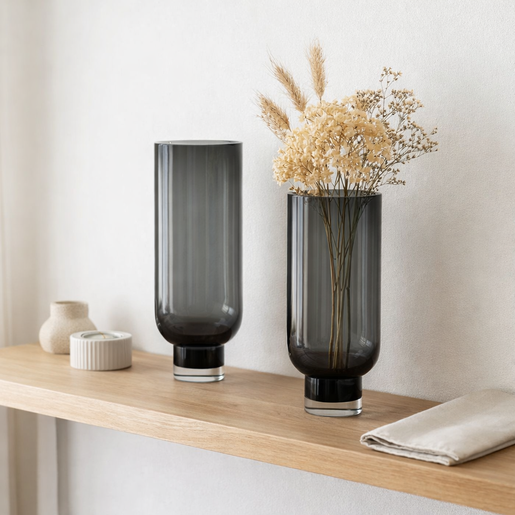 Vase en verre moderne sobre, forme cylindrique sur une base élégante, gris foncé, OMAHA14GR en situation
