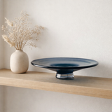 vase ou bol conique rond, couleur bleu encre foncé : ALAIN en situation