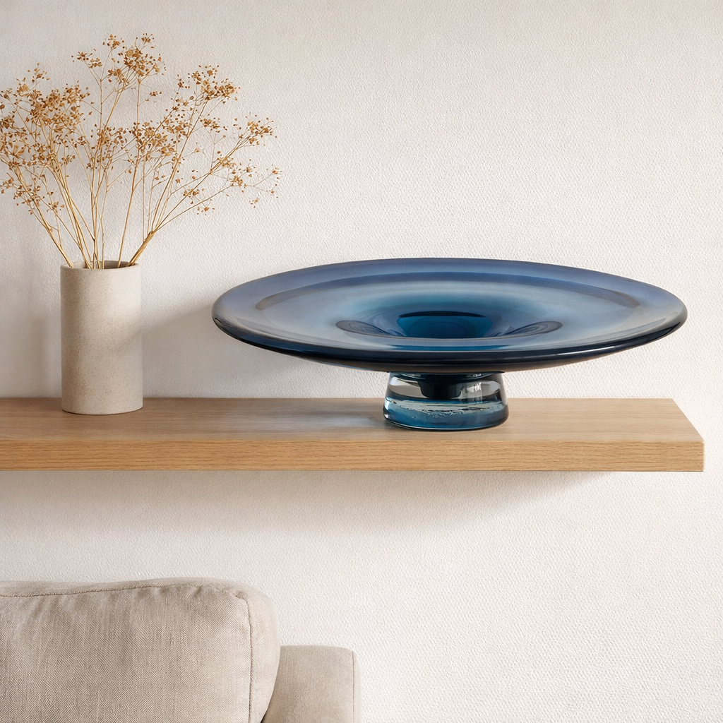 vase ou bol conique rond, couleur bleu encre foncé : ALAIN en situation