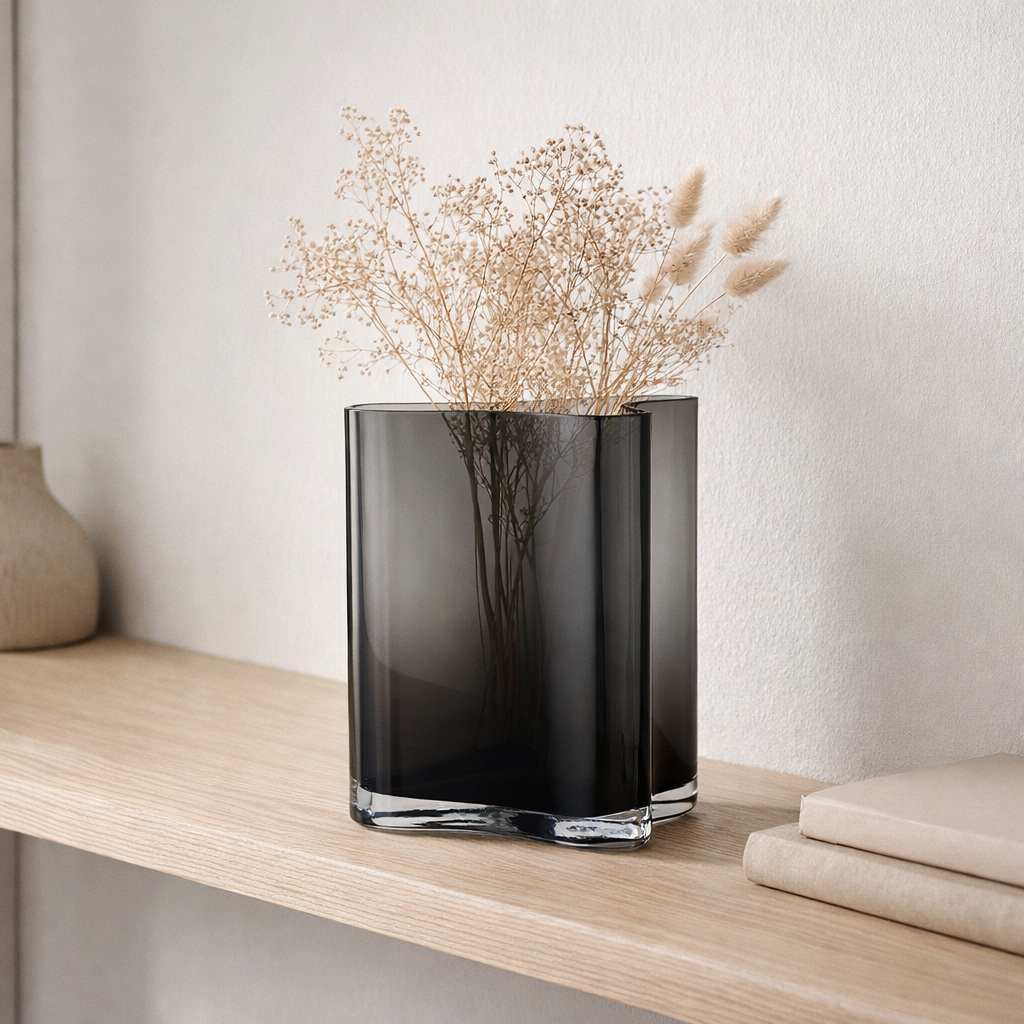 Nouveau vase haut au design moderne inspiré de CORAL et Aalto, COR30GR en situation