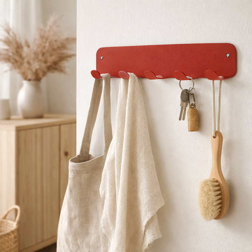 Gorillz Rounded Four Industrial Wall Coat Rack 4 Patères - Rouge en situation