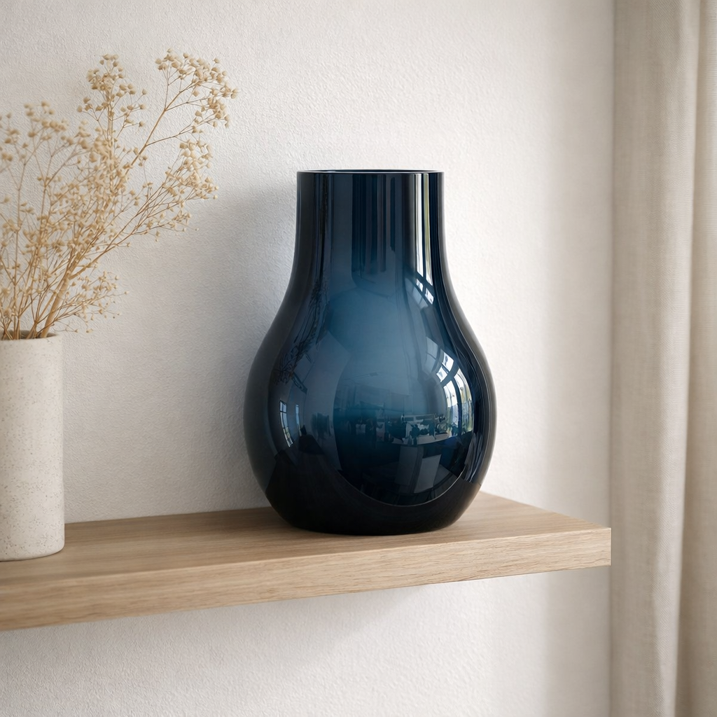 Vase élégant et moderne le plus vendu en verre de qualité bleu profond, DAVOS10 en situation