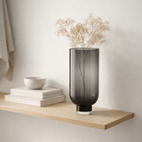 Grand vase en verre sobre et moderne, de forme cylindrique sur une base solide, gris foncé, OMAHA18GR en situation