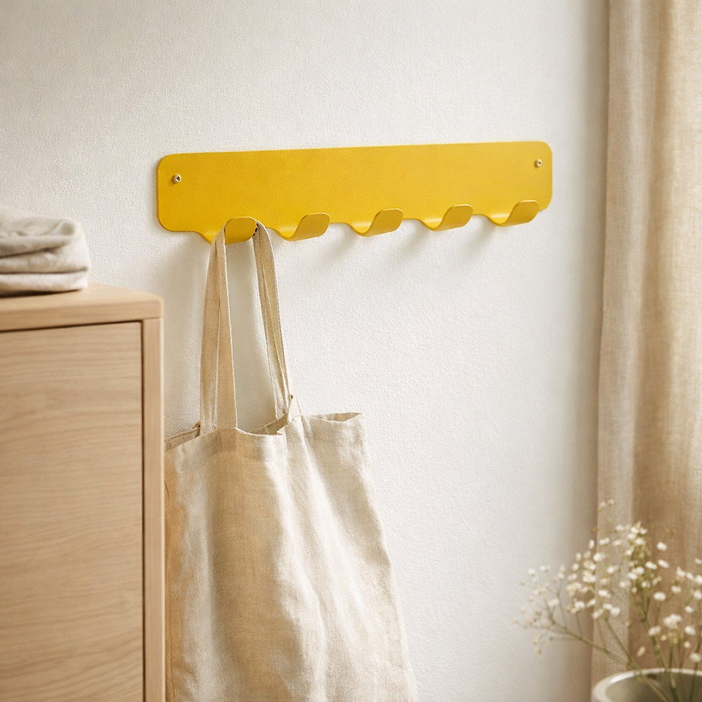 Gorillz Rounded Four Industrial Wall Coat Rack 4 Coat Rack Hooks - Jaune en situation
