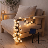 Chaîne légère extérieure avec des boules décoratives en verre, 868 cm de long, blanc chaud, en situation