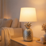 Lampe de table en céramique ananas, lampe de table en céramique avec glaçure de couleur chromée et écran de tissu blanc, avec socket E14, pour salle à manger, salon, couloir ou bureau, 45 cm de haut en situation