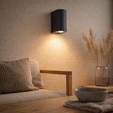 La lampe murale extérieure Alecto mesure 6,8 x 8,8 cm et mesure 15,5 cm de haut. Il se compose d'un plastique de haute qualité avec une surface légèrement structurée qui semble peinte. Timeless Black rend la lampe universellement utilisable. en situation