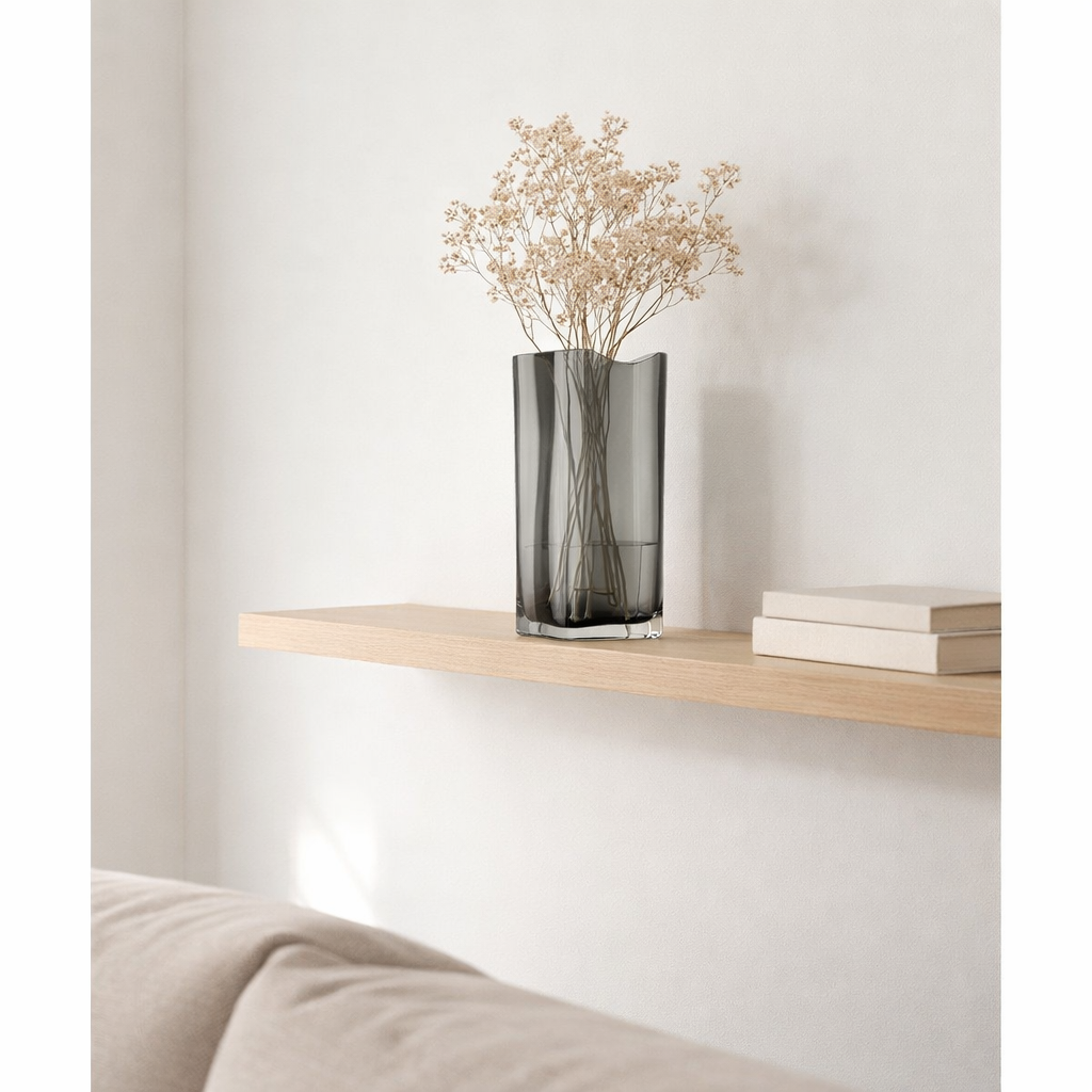 Vase fin au design moderne inspiré de CORAL + Aalto, COR26GR en situation