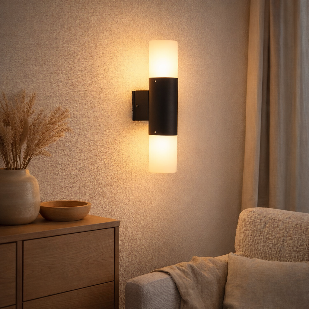 Lampe murale extérieure torcia 32 cm de haut en métal et plastique en noir, E27 en situation