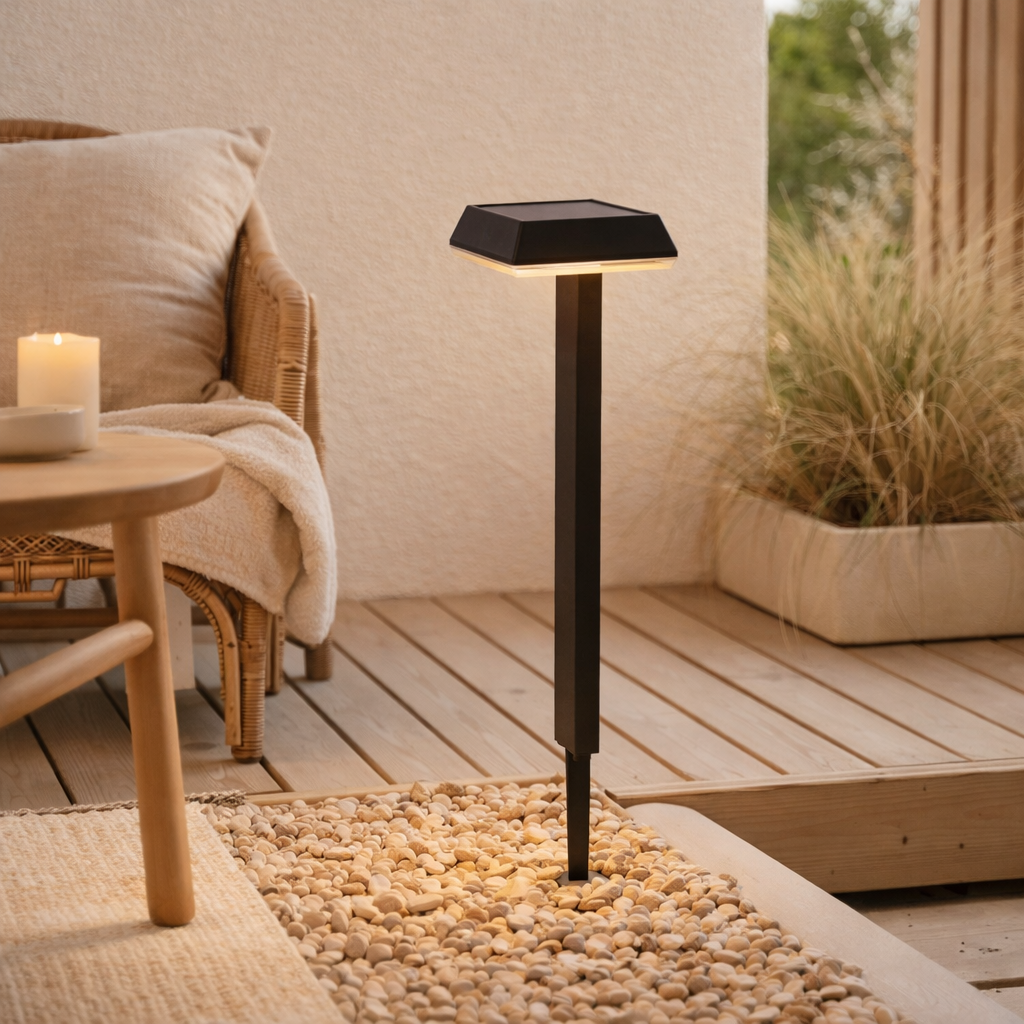 SPIT décorative solaire Sigi, 79 cm de haut, plastique, noir, LED intégrée, blanc chaud en situation