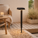 SPIT décorative solaire Sigi, 79 cm de haut, plastique, noir, LED intégrée, blanc chaud en situation