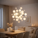 Pendant la lampe Explosion blanche en métal et en verre, versions G9, pour salle à manger, salon, couloir ou bureau, lampe suspendue Øca 65 cm en situation